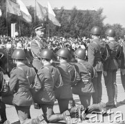 9.09.1973, Warszawa, Polska.
Promocja oficerów Wojska Polskiego na Pl. Zwycięstwa. Minister obrony narodowej gen. Wojciech Jaruzelski nadaje stopnie wojskowe przez pasowanie.
Fot. Lubomir T. Winnik, zbiory Ośrodka KARTA
