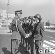 9.09.1973, Warszawa, Polska.
Promocja oficerów Wojska Polskiego na Pl. Zwycięstwa. Minister obrony narodowej gen. Wojciech Jaruzelski gratuluje żołnierzom.
Fot. Lubomir T. Winnik, zbiory Ośrodka KARTA
