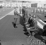 9.09.1973, Warszawa, Polska.
Promocja oficerów Wojska Polskiego na Pl. Zwycięstwa. Minister obrony narodowej gen. Wojciech Jaruzelski gratuluje żołnierzom. W tle budynek Teatru Wielkiego.
Fot. Lubomir T. Winnik, zbiory Ośrodka KARTA