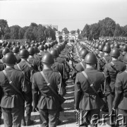 9.09.1973, Warszawa, Polska.
Promocja oficerów Wojska Polskiego na Pl. Zwycięstwa. W głębi Grób Nieznanego Żołnierza.
Fot. Lubomir T. Winnik, zbiory Ośrodka KARTA