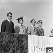 9.09.1973, Warszawa, Polska.
Promocja oficerów Wojska Polskiego na Pl. Zwycięstwa. Na trybunie honorowej od prawej: minister obrony narodowej gen. Wojciech Jaruzelski, zastępca członka Biura Politycznego KC PZPR, I sekretarz KW Józef Kępa, dowódca Północnej Grupy Wojsk Armii Radzieckiej gen. Iwan Gierasimow i przewodniczący Prezydium Stołecznej Rady Narodowej Jerzy Majewski.
Fot. Lubomir T. Winnik, zbiory Ośrodka KARTA