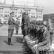 9.09.1973, Warszawa, Polska.
Promocja oficerów Wojska Polskiego na Pl. Zwycięstwa. Minister obrony narodowej gen. Wojciech Jaruzelski gratuluje żołnierzom. W tle budynek Teatru Wielkiego.
Fot. Lubomir T. Winnik, zbiory Ośrodka KARTA