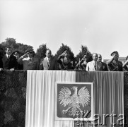 9.09.1973, Warszawa, Polska.
Promocja oficerów Wojska Polskiego na Pl. Zwycięstwa. Na trybunie honorowej minister obrony narodowej gen. Wojciech Jaruzelski (3. od prawej), zastępca członka Biura Politycznego KC PZPR, I sekretarz KW Józef Kępa (3. od lewej), dowódca Północnej Grupy Wojsk Armii Radzieckiej gen. Iwan Gierasimow (2. od lewej) i przewodniczący Prezydium Stołecznej Rady Narodowej Jerzy Majewski.
Fot. Lubomir T. Winnik, zbiory Ośrodka KARTA