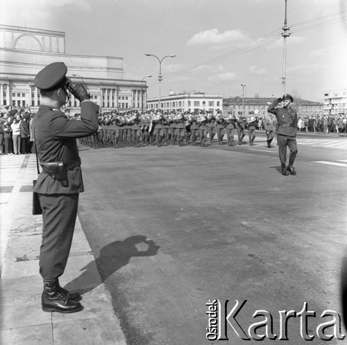 9.09.1973, Warszawa, Polska.
Promocja oficerów Wojska Polskiego na Pl. Zwycięstwa.
Fot. Lubomir T. Winnik, zbiory Ośrodka KARTA