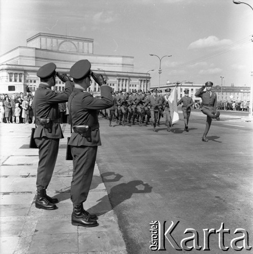 9.09.1973, Warszawa, Polska.
Promocja oficerów Wojska Polskiego na Pl. Zwycięstwa.
Fot. Lubomir T. Winnik, zbiory Ośrodka KARTA