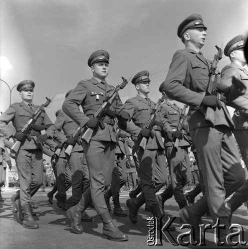 9.09.1973, Warszawa, Polska.
Promocja oficerów Wojska Polskiego na Pl. Zwycięstwa.
Fot. Lubomir T. Winnik, zbiory Ośrodka KARTA