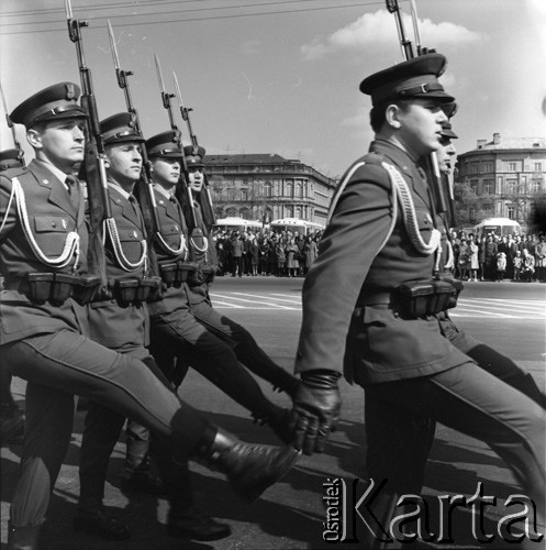 9.09.1973, Warszawa, Polska.
Promocja oficerów Wojska Polskiego na Pl. Zwycięstwa.
Fot. Lubomir T. Winnik, zbiory Ośrodka KARTA