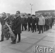 9.09.1973, Warszawa, Polska.
Złożenie wieńca przez dowództwo Armii Radzieckiej pod Grobem Nieznanego Żołnierza na Pl. Zwycięstwa.
Fot. Lubomir T. Winnik, zbiory Ośrodka KARTA