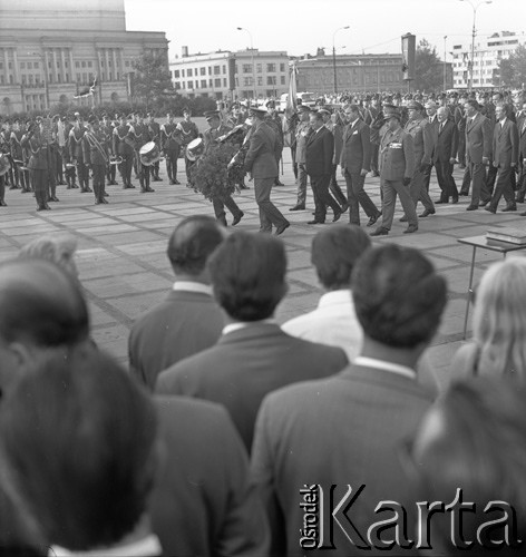 9.09.1973, Warszawa, Polska.
Złożenie wieńca pod Grobem Nieznanego Żołnierza na Pl. Zwycięstwa.
Fot. Lubomir T. Winnik, zbiory Ośrodka KARTA