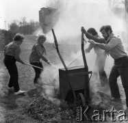 15.04.1973, Warszawa, Polska.
Czyn społeczny na Polu Mokotowskim.
Fot. Lubomir T. Winnik, zbiory Ośrodka KARTA