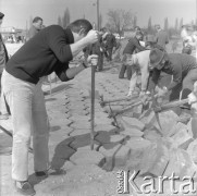 15.04.1973, Warszawa, Polska.
Czyn społeczny na Polu Mokotowskim.
Fot. Lubomir T. Winnik, zbiory Ośrodka KARTA