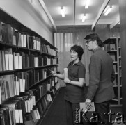 20.01.1972, Warszawa, Polska.
Nowa czytelnia główna Biblioteki Publicznej m.st. Warszawy przy ul. Koszykowej.
Fot. Lubomir T. Winnik, zbiory Ośrodka KARTA
