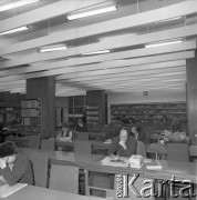 20.01.1972, Warszawa, Polska.
Nowa czytelnia główna Biblioteki Publicznej m.st. Warszawy przy ul. Koszykowej.
Fot. Lubomir T. Winnik, zbiory Ośrodka KARTA
