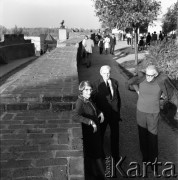 1972, Warszawa, Polska.
Wacław Kuchar (w środku), lekkoatleta i piłkarz Pogoni Lwów przed II wojną światową, z żoną i przyjacielem.
Fot. Lubomir T. Winnik, zbiory Ośrodka KARTA