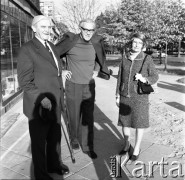 1972, Warszawa, Polska.
Wacław Kuchar (z lewej), lekkoatleta i piłkarz Pogoni Lwów przed II wojną światową, z żoną i przyjacielem.
Fot. Lubomir T. Winnik, zbiory Ośrodka KARTA