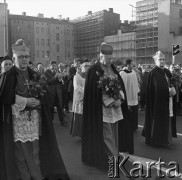 1971-1973, Polska.
Prymas Polski Stefan Wyszyński (w środku) w kondukcie pogrzebowym; w głębi po prawej - jego kapelan i sekretarz Józef Glemp.
Fot. Lubomir T. Winnik, zbiory Ośrodka KARTA