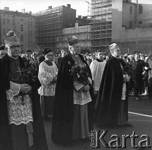 1971-1973, Polska.
Prymas Polski Stefan Wyszyński (w środku) w kondukcie pogrzebowym; w głębi po prawej - jego kapelan i sekretarz Józef Glemp.
Fot. Lubomir T. Winnik, zbiory Ośrodka KARTA