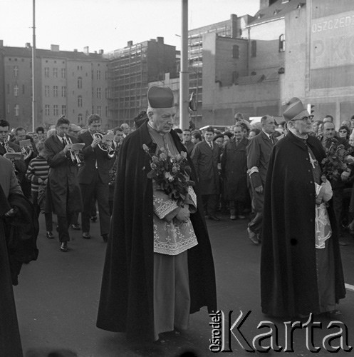 1971-1973, Polska.
Prymas Polski Stefan Wyszyński w kondukcie pogrzebowym.
Fot. Lubomir T. Winnik, zbiory Ośrodka KARTA