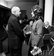 1972, Warszawa, Polska.
Dyrektor Muzeum Narodowego w Warszawie prof. Stanisław Lorentz w rozmowie z dziennikarką.
Fot. Lubomir T. Winnik, zbiory Ośrodka KARTA