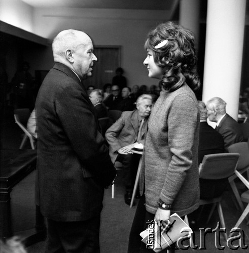1972, Warszawa, Polska.
Dyrektor Muzeum Narodowego w Warszawie prof. Stanisław Lorentz w rozmowie z dziennikarką.
Fot. Lubomir T. Winnik, zbiory Ośrodka KARTA