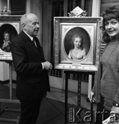 1972, Warszawa, Polska.
Dyrektor Muzeum Narodowego w Warszawie prof. Stanisław Lorentz prezentujący portret Madame Royale (Marii-Teresy Charlotty Burbon) autorstwa Aleksandra Kucharskiego, po lewej portret delfina Francji Ludwika XVII (Ludwika Karola) autorstwa tego samego malarza.
Fot. Lubomir T. Winnik, zbiory Ośrodka KARTA