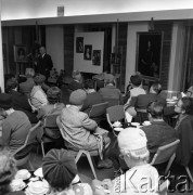 1972, Warszawa, Polska.
Dyrektor Muzeum Narodowego w Warszawie prof. Stanisław Lorentz prezentujący obrazy - m.in. portret Madame Royale (Marii-Teresy Charlotty Burbon) autorstwa Aleksandra Kucharskiego.
Fot. Lubomir T. Winnik, zbiory Ośrodka KARTA