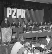 26.01.1973, Warszawa, Polska.
Obrady delegatów organizacji partyjnej PZPR na Woli. Za stołem prezydialnym 2. z lewej w 1. rzędzie I sekretarz Komitetu Dzielnicowego PZPR Wola Marian Chruszczewski, 3. z lewej I sekretarz Komitetu Warszawskiego PZPR Józef Kępa.
Fot. Lubomir T. Winnik, zbiory Ośrodka KARTA