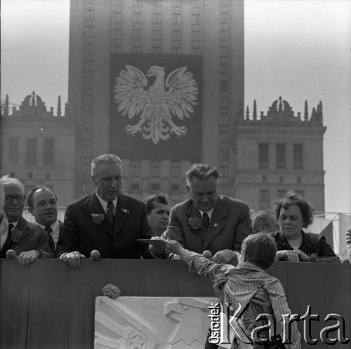 1.05.1973, Warszawa, Polska.
Trybuna honorowa podczas uroczystości pierwszomajowych. W pierwszym rzędzie od lewej: Henryk Jabłoński, I sekretarz KC PZPR Edward Gierek, premier Piotr Jaroszewicz.
Fot. Lubomir T. Winnik, zbiory Ośrodka KARTA
