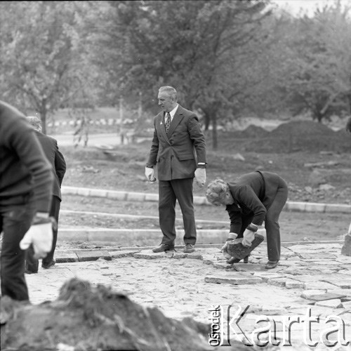 1972, Warszawa, Polska.
I sekretarz KC PZPR Edward Gierek z żoną Stanisławą podczas czynu społecznego na Saskiej Kępie.
Fot. Lubomir T. Winnik, zbiory Ośrodka KARTA
