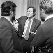 Lato 1972, Warszawa, Polska.
Satyryk Jan Pietrzak (po lewej) i aktor Wiesław Gołas (w środku).
Fot. Lubomir T. Winnik, zbiory Ośrodka KARTA