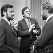 Lato 1972, Warszawa, Polska.
Satyryk Jan Pietrzak (po lewej) i aktor Wiesław Gołas (w środku).
Fot. Lubomir T. Winnik, zbiory Ośrodka KARTA