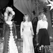 1973, Warszawa, Polska.
Hanka Bielicka i Irena Santor w Teatrze Syrena.
Fot. Lubomir T. Winnik, zbiory Ośrodka KARTA