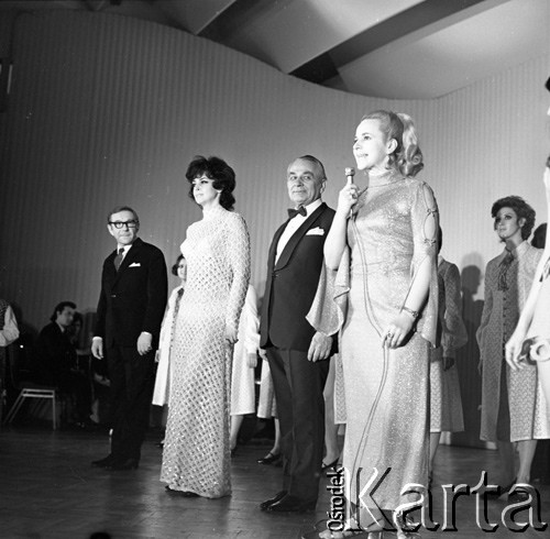 1972, Warszawa, Polska.
Piosenkarze Rena Rolska i Mieczysław Fogg oraz reżyserka teatralna Maria Januszkiewicz (z mikrofonem).
Fot. Lubomir T. Winnik, zbiory Ośrodka KARTA