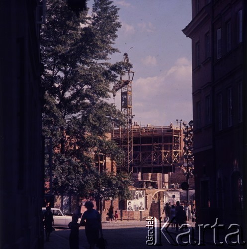 1973, Warszawa, Polska.
Odbudowa Zamku Królewskiego. Widok od strony ul. Świętojańskiej.
Fot. Lubomir T. Winnik, zbiory Ośrodka KARTA
