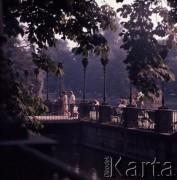 1972-1973, Warszawa, Polska.
Spacerowicze w Parku Łazienkowskim.
Fot. Lubomir T. Winnik, zbiory Ośrodka KARTA