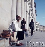 1972-1973, Warszawa, Polska.
Przechodnie na tyłach Teatru Wielkiego. Widok w stronę ul. Trębackiej.
Fot. Lubomir T. Winnik, zbiory Ośrodka KARTA