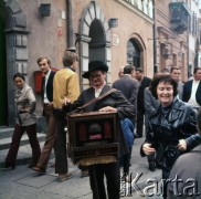 1971-1973, Warszawa, Polska.
Kataryniarz na Starym Mieście.
Fot. Lubomir T. Winnik, zbiory Ośrodka KARTA
