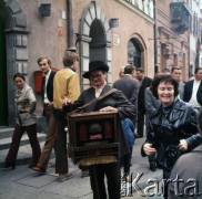 1971-1973, Warszawa, Polska.
Kataryniarz na Starym Mieście.
Fot. Lubomir T. Winnik, zbiory Ośrodka KARTA
