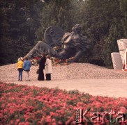 1973, Warszawa, Polska.
Pomnik Polegli Niepokonani autorstwa Gustawa Zemły na Cmentarzu Powstańców Warszawy na Woli.
Fot. Lubomir T. Winnik, zbiory Ośrodka KARTA
