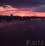 1971-1973, Warszawa, Polska.
Zachód słońca nad Wisłą.
Fot. Lubomir T. Winnik, zbiory Ośrodka KARTA
