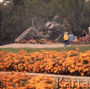 1973, Warszawa, Polska.
Pomnik Polegli Niepokonani autorstwa Gustawa Zemły  na Cmentarzu Powstańców Warszawy na Woli.
Fot. Lubomir T. Winnik, zbiory Ośrodka KARTA
