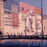 1973, Warszawa, Polska.
Reklamy na ścianie kamienicy na rogu ul. Targowej i Ząbkowskiej. 
Fot. Lubomir T. Winnik, zbiory Ośrodka KARTA
