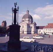 1972-1973, Warszawa, Polska.
Rynek Nowego Miasta. W środku kościół sakramentek pw. św. Kazimierza, po lewej wieża kościoła Nawiedzenia Najświętszej Marii Panny.
Fot. Lubomir T. Winnik, zbiory Ośrodka KARTA
