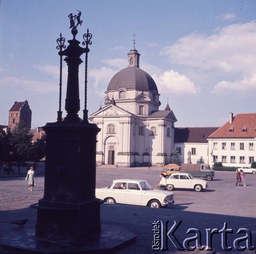 1972-1973, Warszawa, Polska.
Rynek Nowego Miasta. W środku kościół sakramentek pw. św. Kazimierza, po lewej wieża kościoła Nawiedzenia Najświętszej Marii Panny.
Fot. Lubomir T. Winnik, zbiory Ośrodka KARTA
