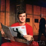 1972, Zakopane, Polska.
Włodzimierz Lubański, reprezentant Polski w piłce nożnej, z tygodnikiem 