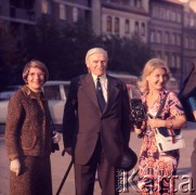 1972, Warszawa, Polska.
Wacław Kuchar (lekkoatleta i piłkarz Pogoni Lwów przed II wojną światową) z żoną i dziennikarką.
Fot. Lubomir T. Winnik, zbiory Ośrodka KARTA