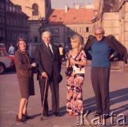 1972, Warszawa, Polska.
Wacław Kuchar, lekkoatleta i piłkarz Pogoni Lwów przed II wojną światową, z żoną (po lewej).
Fot. Lubomir T. Winnik, zbiory Ośrodka KARTA