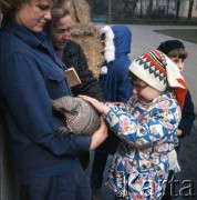 1973, Warszawa, Polska.
Wizyta niewidomych dzieci w zoo.
Fot. Lubomir T. Winnik, zbiory Ośrodka KARTA