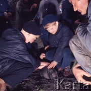 1973, Warszawa, Polska.
Wizyta niewidomych dzieci w zoo.
Fot. Lubomir T. Winnik, zbiory Ośrodka KARTA