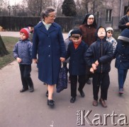 1973, Warszawa, Polska.
Wizyta niewidomych dzieci w zoo.
Fot. Lubomir T. Winnik, zbiory Ośrodka KARTA